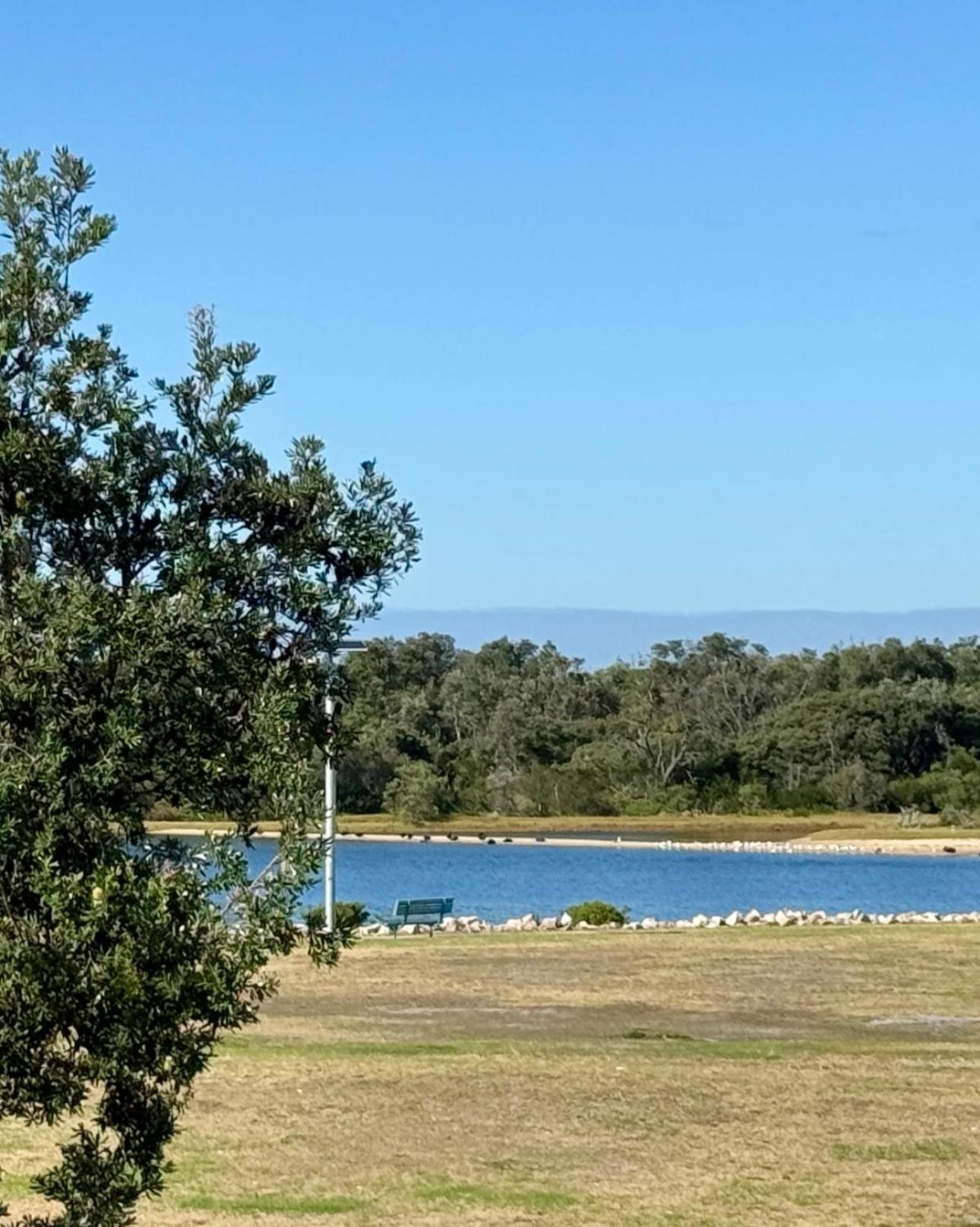 Driftwood Townhouse - Waterfront-Central Location Lakes Entrance Eksteriør bilde